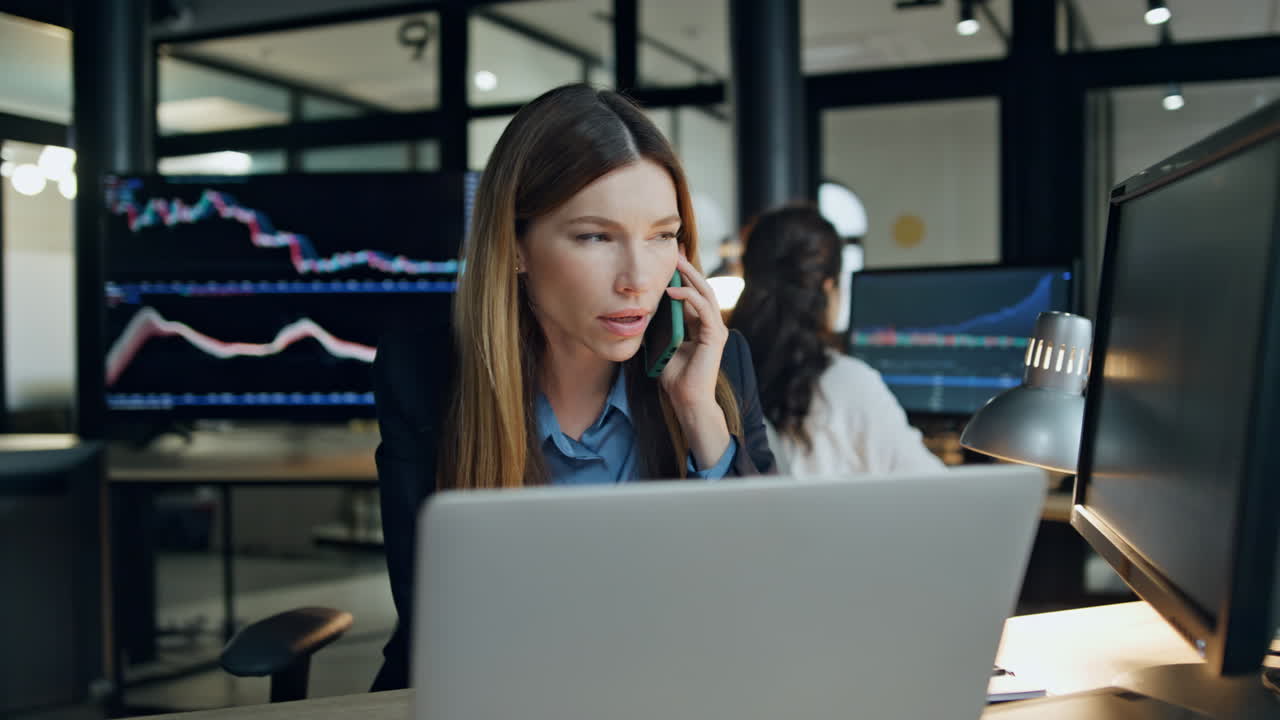 Responsabile degli investimenti che parla al cellulare in ufficio. Analista finanziario professionista.