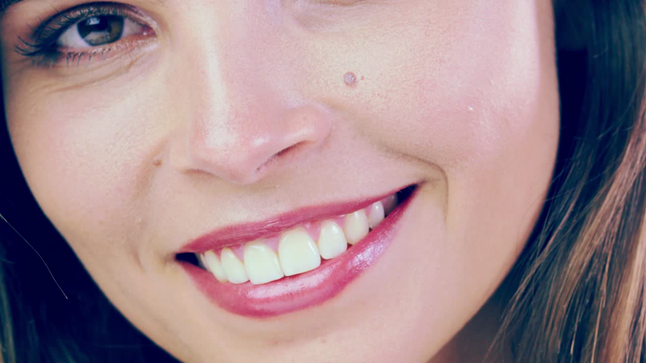 Ha un bel sorriso