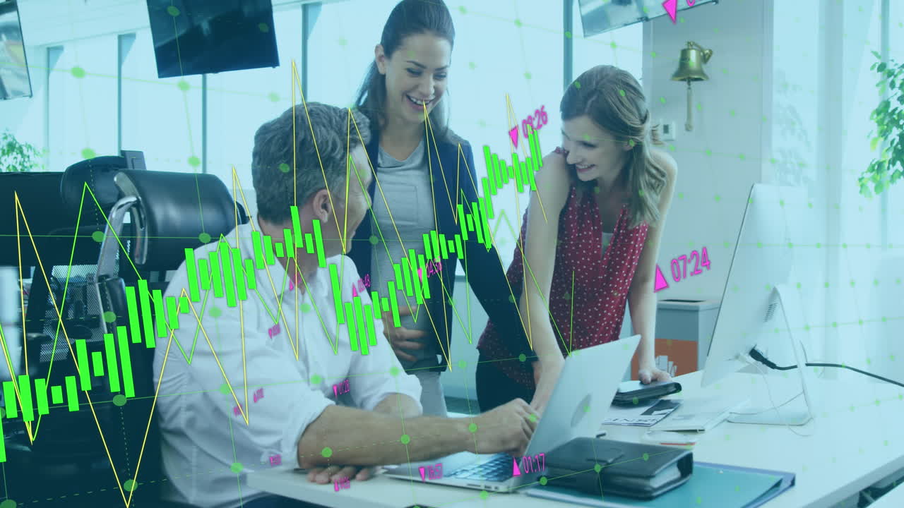 animación del procesamiento de datos financieros sobre diversas personas de negocios en la oficina
