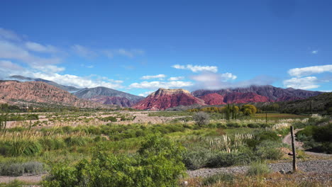 Ein-Lebendiger-Hyperlapse-Fängt-Das-Kaleidoskop-Der-Farben-Ein,-Die-Die-Berglandschaft-Von-Jujuy-Im-Norden-Argentiniens-Schmücken