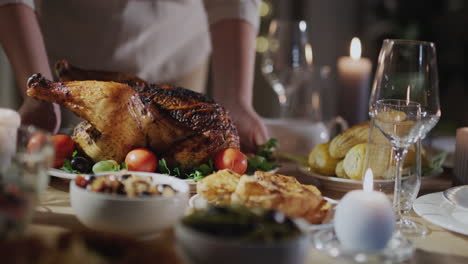 Una-Mujer-Sirve-Un-Pavo-Festivo-En-La-Mesa.-Celebración-Del-Día-De-Acción-De-Gracias