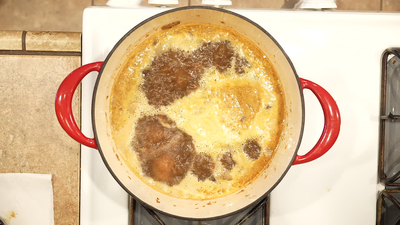 난로 위의 냄비에 끓인 야생 쌀 버섯 수프를 뚜껑으로 덮고 끓인다 - 오버 헤드보기 야생 쌀 시리즈