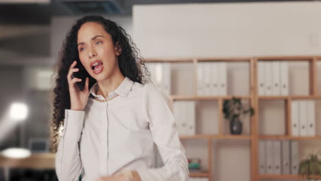 negocios, mujer y llamada telefónica con reloj