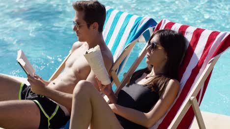 relajado, atractivo, pareja joven, lectura, poolside