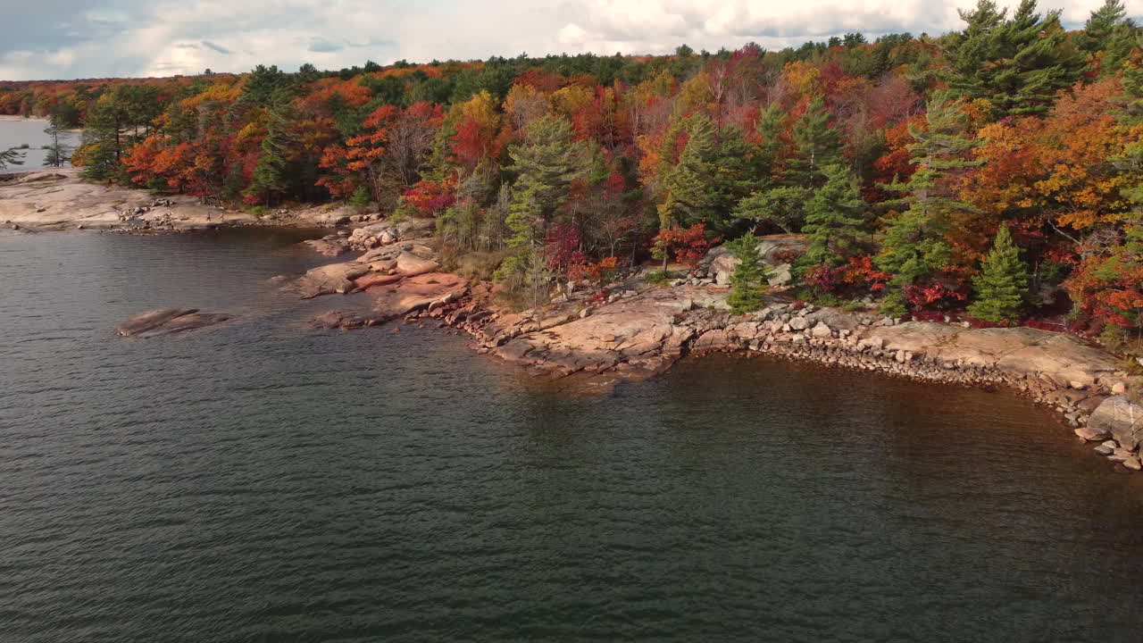 toma aérea pacífica de un lago en el parque provincial killbear en otoño