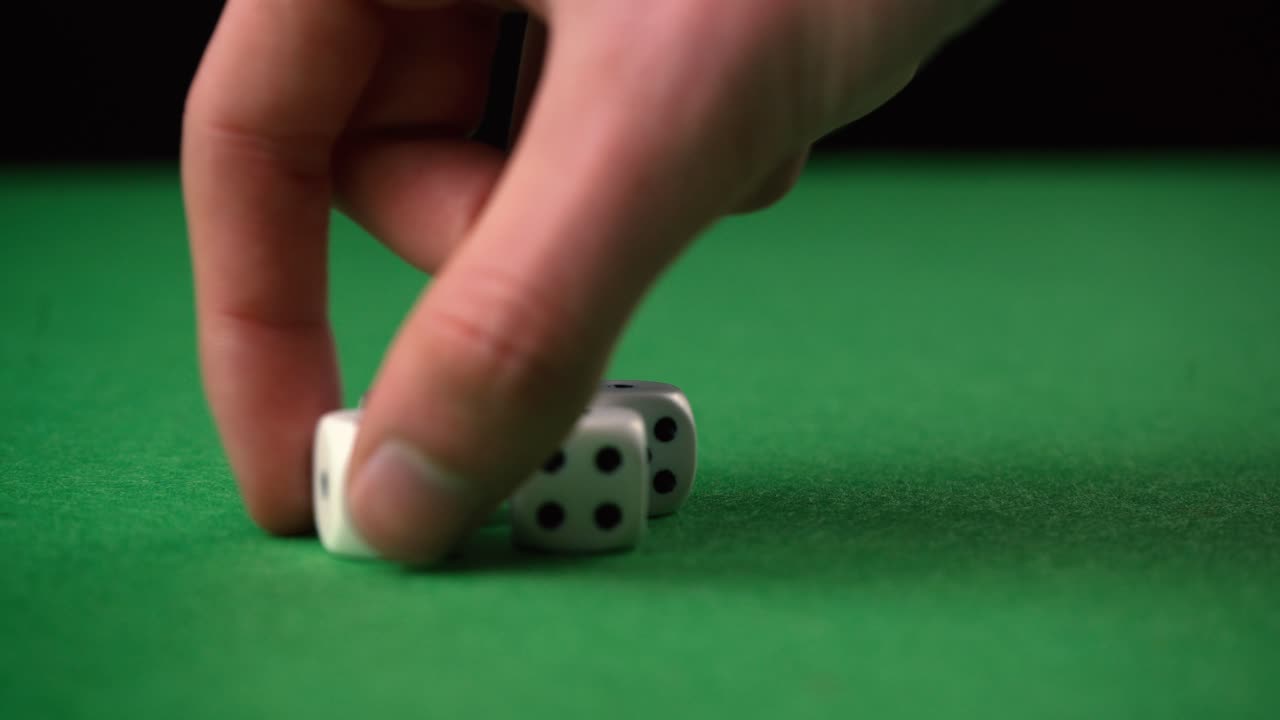 recogiendo y agarrando dados de la mesa de juego