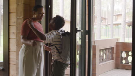 Mamá-Abrazando-Y-Besando-A-Su-Hijo-Antes-De-Irse-De-Casa-A-La-Escuela