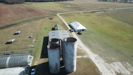 orbita aerea attorno a vecchi silos su terreni agricoli burgaw, carolina del nord