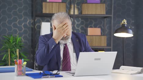 un hombre de negocios soñoliento bosteza mirando a la cámara.