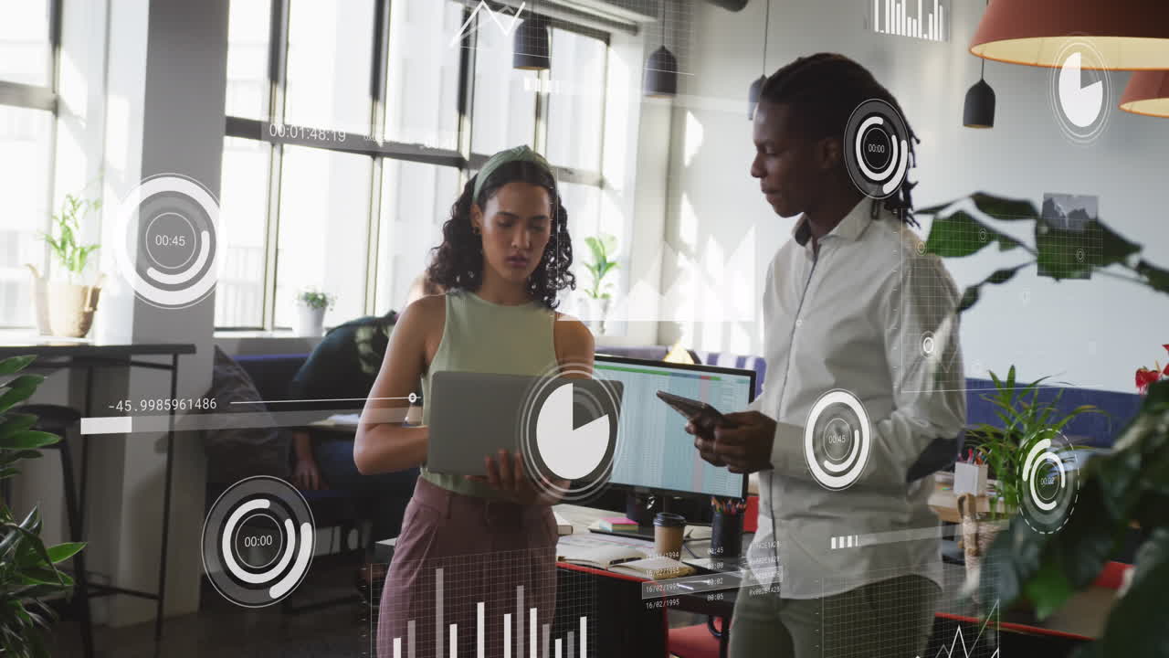 animación del procesamiento de datos estadísticos sobre hombres y mujeres diversos discutiendo en la oficina