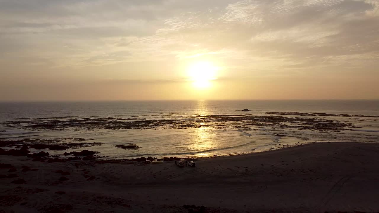 Stigende droneoptagelse af en solnedgang i Barlovento