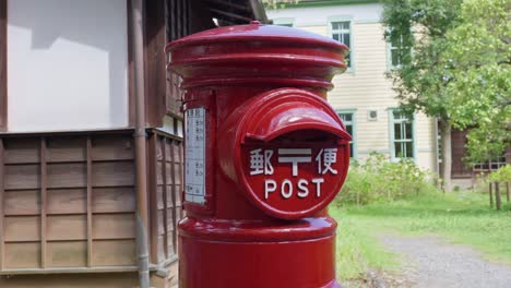 Buzón-Rojo-Japonés-De-Estilo-Antiguo-En-Zona-Rural