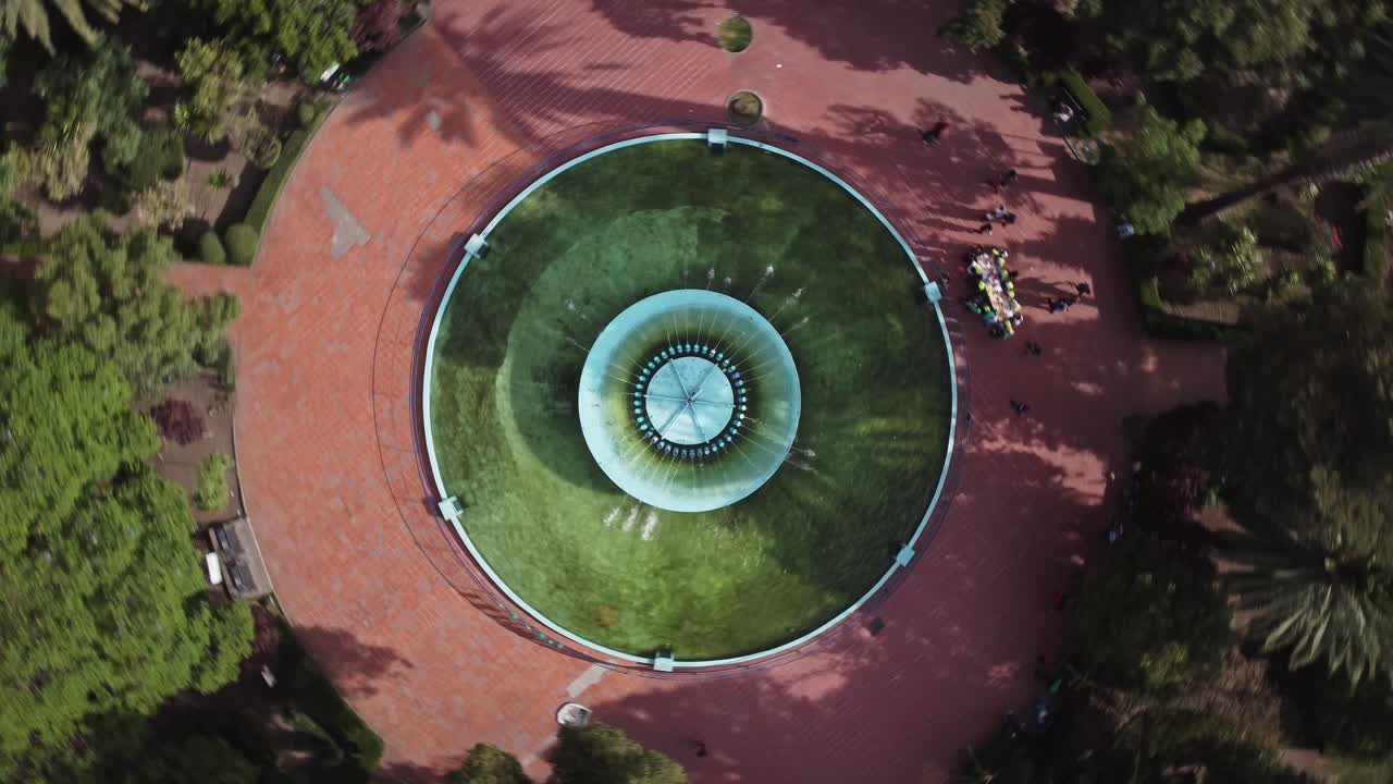 vista giratoria de una fuente en un parque de la ciudad de méxico