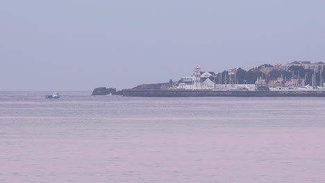 Vergrößern-Sie-Die-Stadt-Cascais-Mit-Dem-Roten-Leuchtturm-Auf-Den-Klippen-Am-Atlantischen-Ozean,-Portugal,-Europa