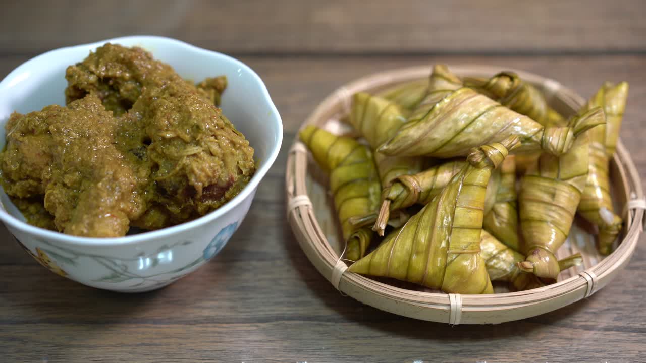 Ketupat ja kana-rendang.