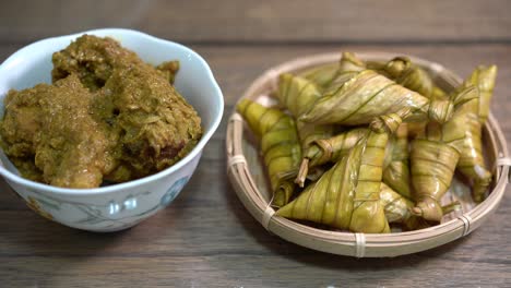 ketupat and chicken rendang