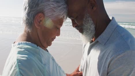 Pareja-Afroamericana-De-Alto-Rango-Tocándose-La-Frente-En-La-Playa