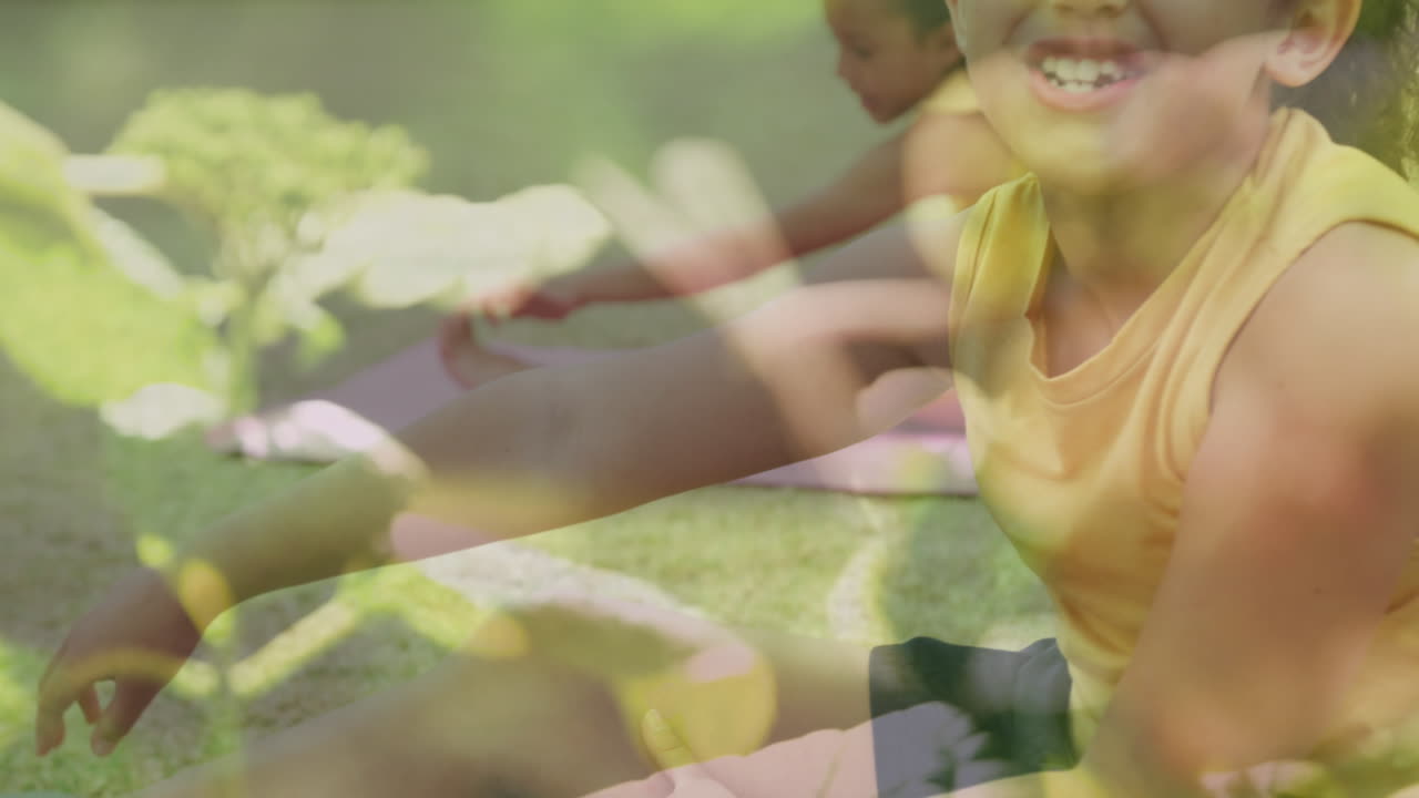 animación de plantas sobre alegres escolares diversas estirándose en clase de yoga al aire libre