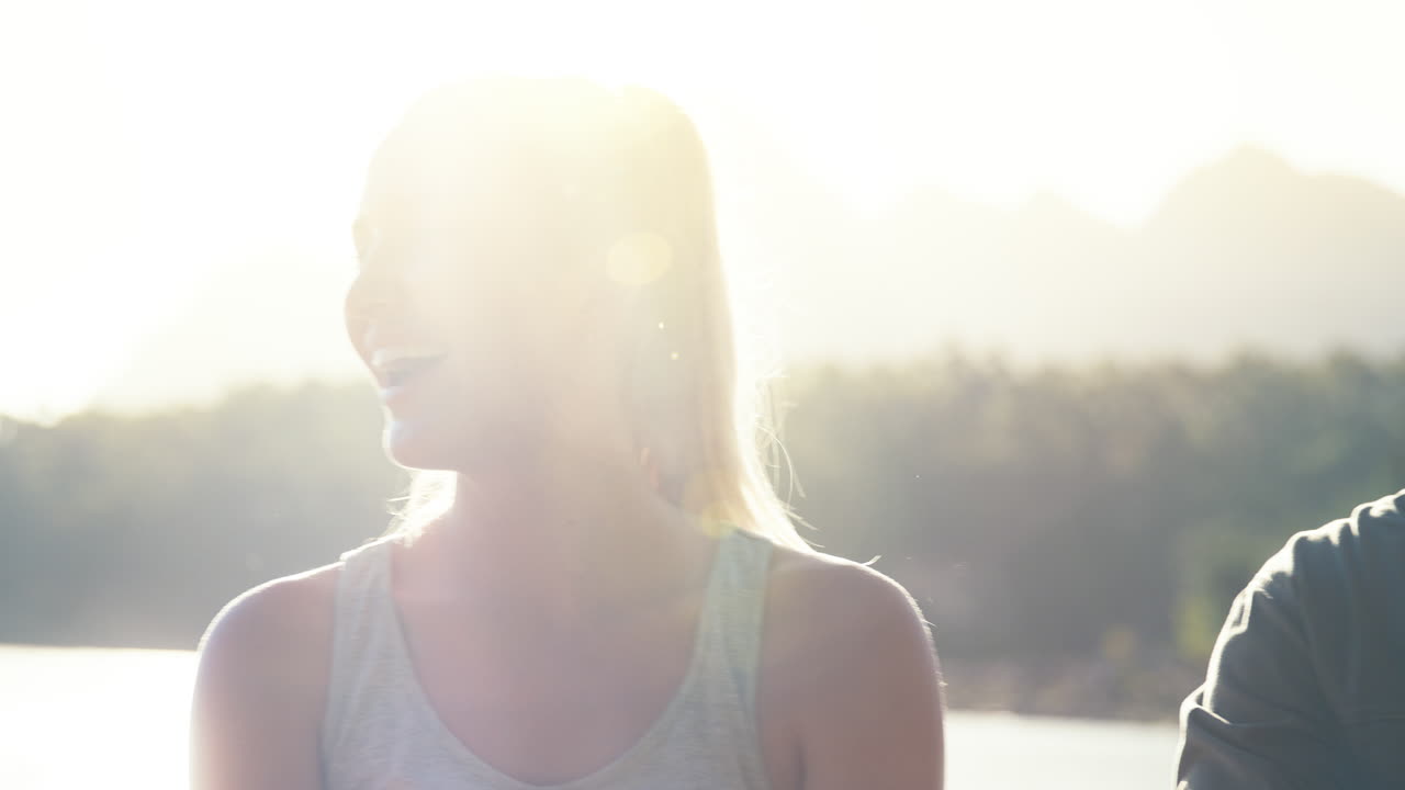 픽업 트럭 을 타고 도로 여행 을 하는 친구 들 의 그룹 이 일몰 에 호수 에서 맥주 를 마시고 있다