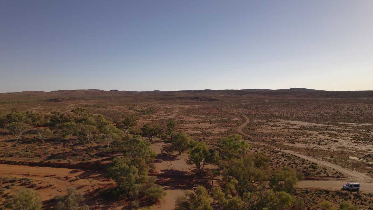 중앙 호주의 마른 빌라 봉의 비행