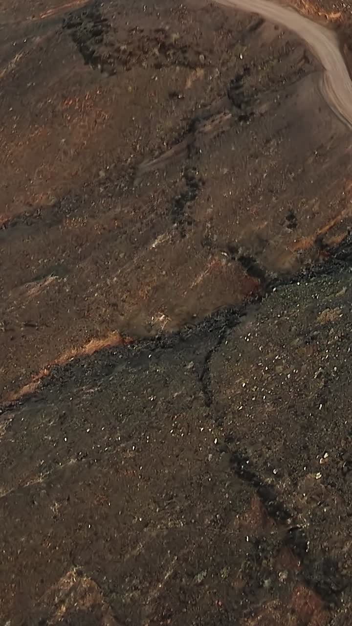 Imponenti creste vulcaniche sotto un cielo velato