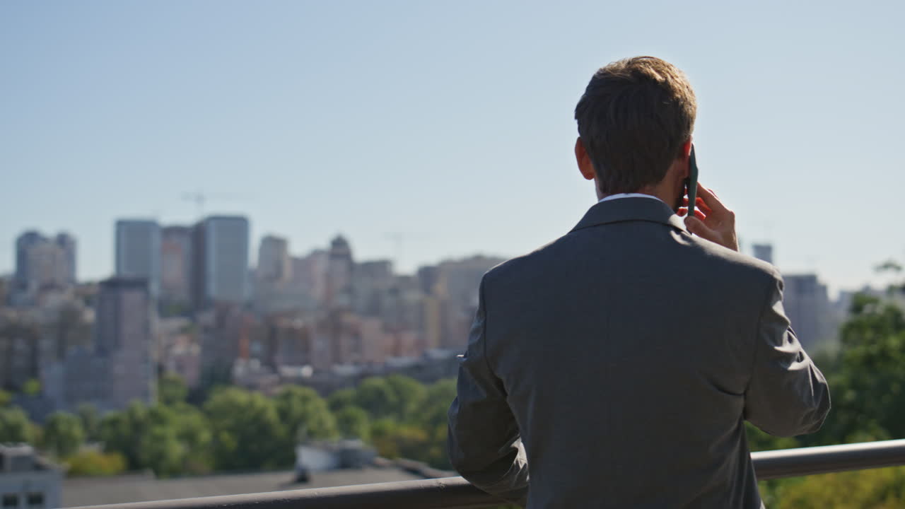 hombre de negocios confiado hablando teléfono inteligente en la calle soleada de cerca. hombre llamando