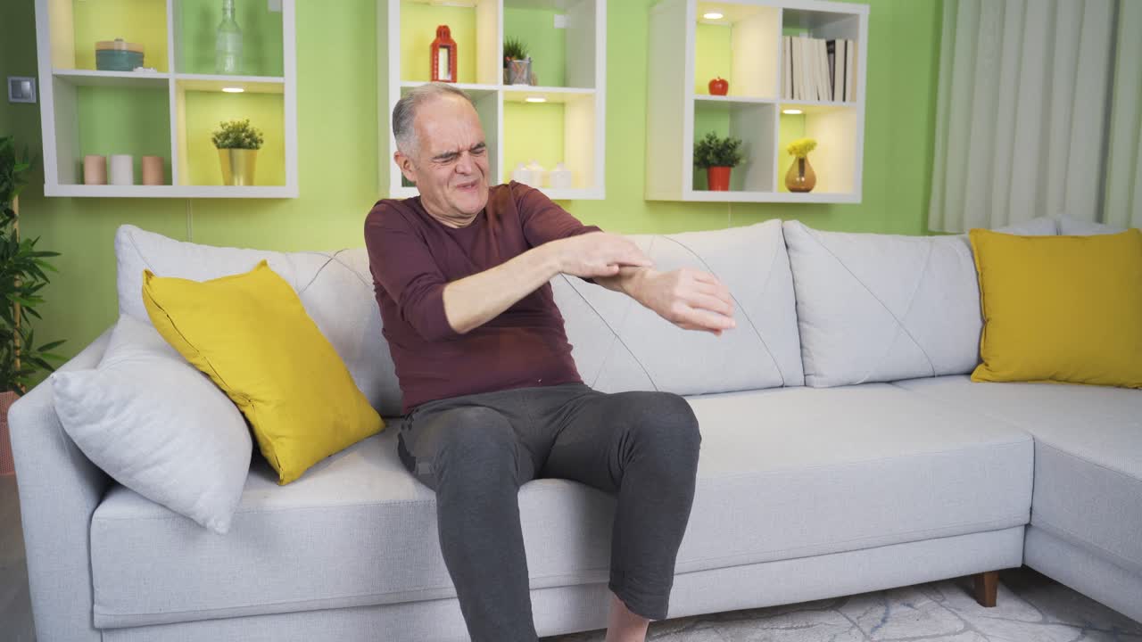 피부 발진 문제. 팔과 발이 가려지는  ⁇ 은이, 몸이 안 좋아.