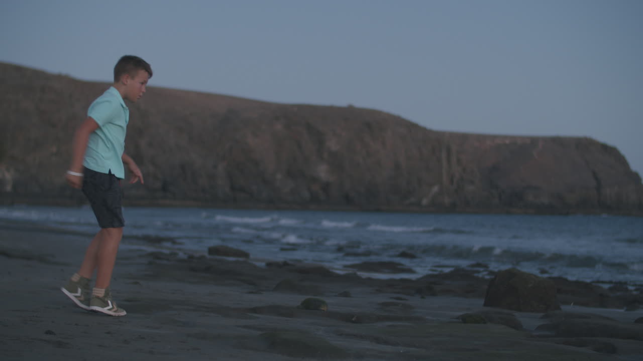 바다에 돌을 던지는 것은 그를 진정시니다.