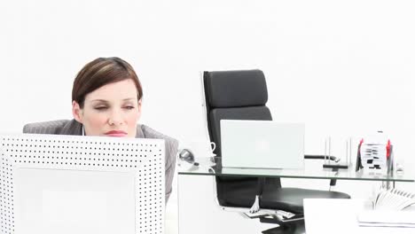 jefe reprendiendo a un empleado en la oficina