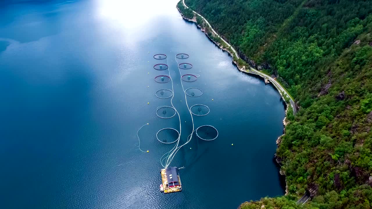 imágenes aéreas de granjas de pesca de salmón en noruega