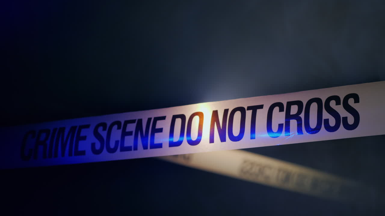 cintas amarillas encierran la escena del crimen iluminada por luces policiales 3