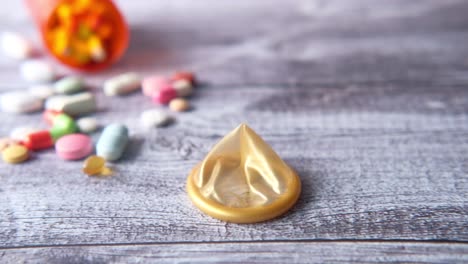 condón y pastillas: una representación visual de las prácticas sexuales seguras