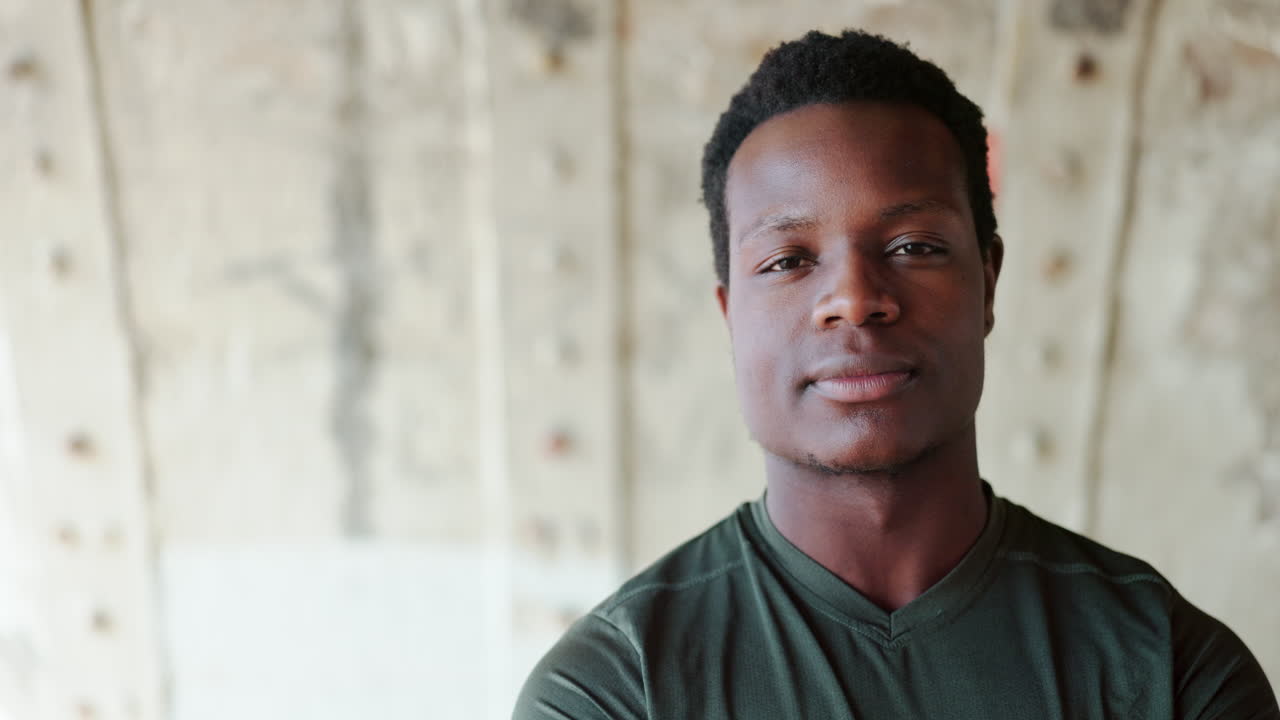 얼굴, 미소, 그리고 흑인 남성 피트니스를 위해 야외