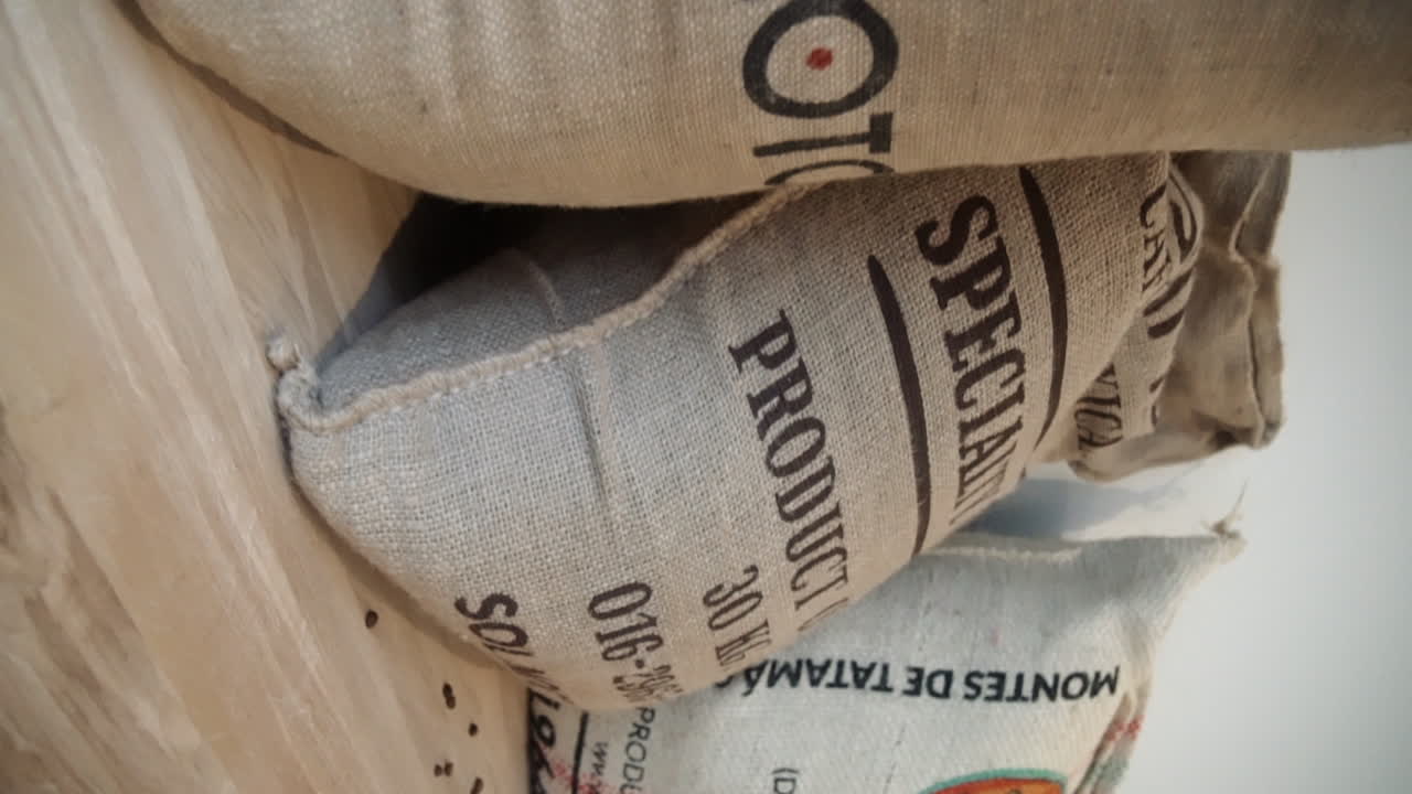 커피 봉지. 슬로우 모션 수직