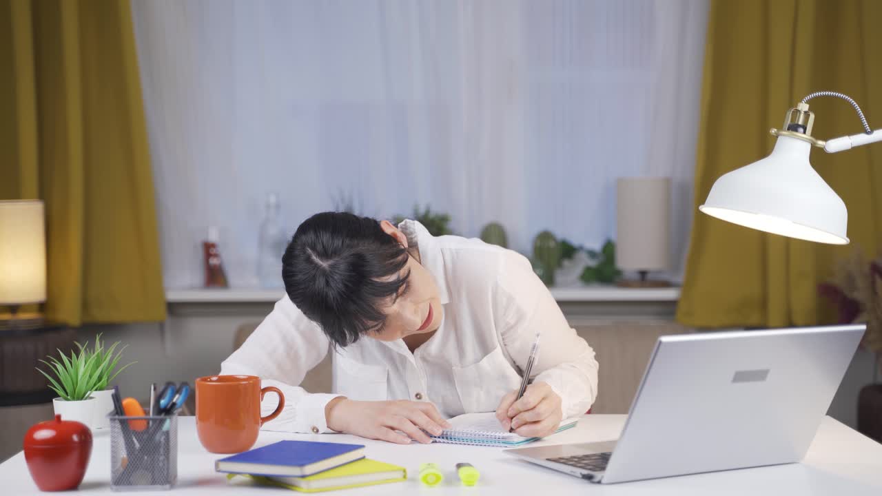 행복하고 만족한 여성 학생입니다.