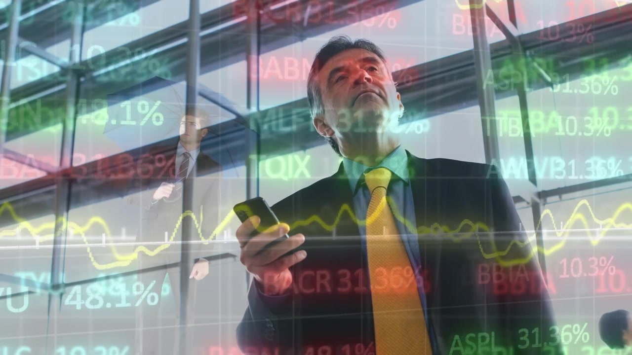 Animação de dados financeiros e gráficos sobre um empresário sênior caucasiano usando smartphone.