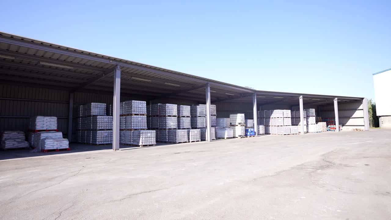 almacén al aire libre con cajas grandes, que proporciona un amplio espacio de almacenamiento para una organización eficiente y una gestión conveniente del inventario