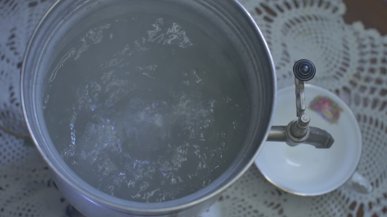L'acqua bolle in un bollitore elettrico di metallo vintage.