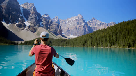 hombre remando un barco en el río en el campo 4k