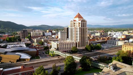 Roanoke-Virginia-Pullout,-Epische-Aufnahme-Der-Skyline-Antenne