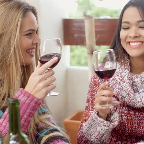 Zwei-Mädchen-Mit-Einem-Glas-Wein-Im-Café