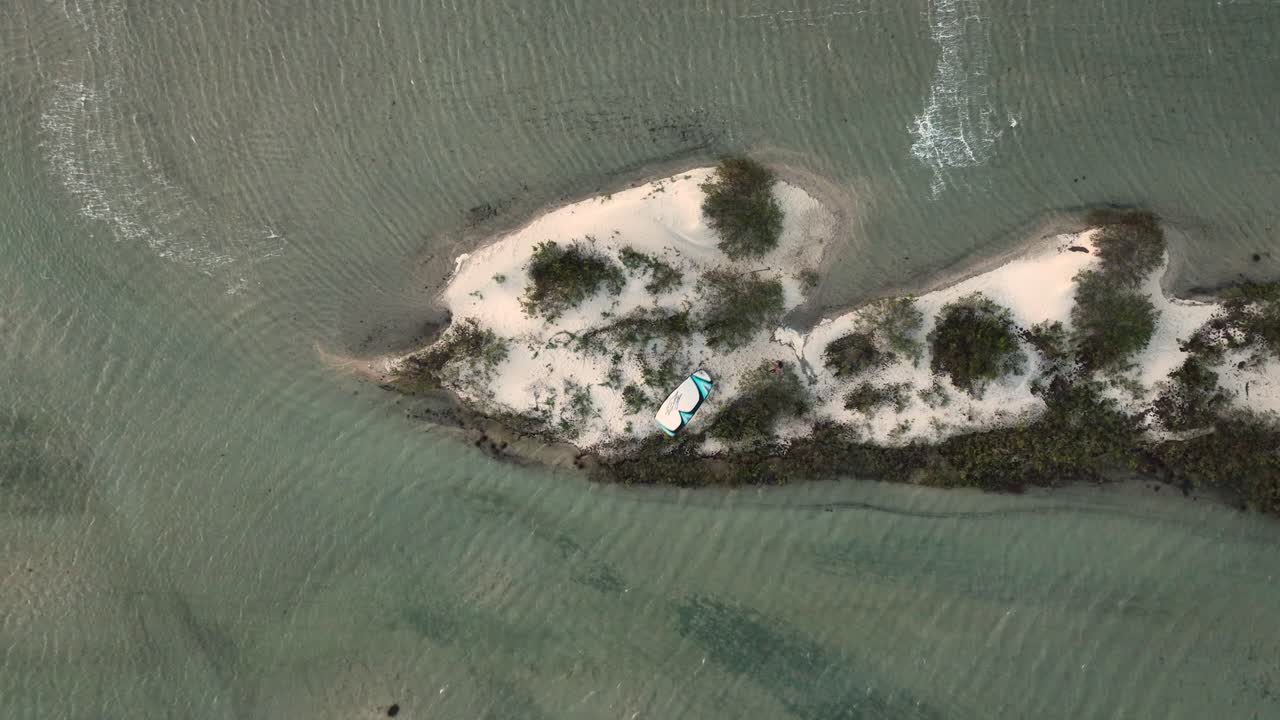 카이트서퍼들이 타타주바 석호의 해안 사구를 뛰어넘는 큰 공중 점프를 잡습니다.