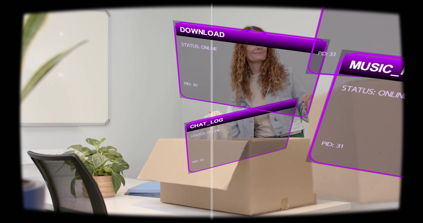 Mujer abriendo una caja, desempacando un dispositivo y archivos mientras se configura la tecnología de seguimiento de RA morada, y un compañero de trabajo entra.