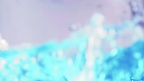 het schone wateroppervlak in slow motion vult het scherm met opspattend water winkel de waterdruppel en het golvende vloeistofoppervlak met een luchtbel