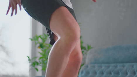 집에서 운동하는 젊은 남자