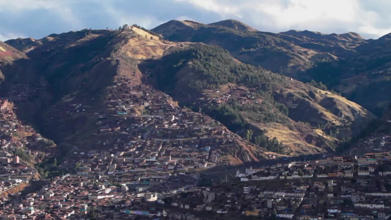 ciudad del cusco en las colinas pan a través de la ciudad
