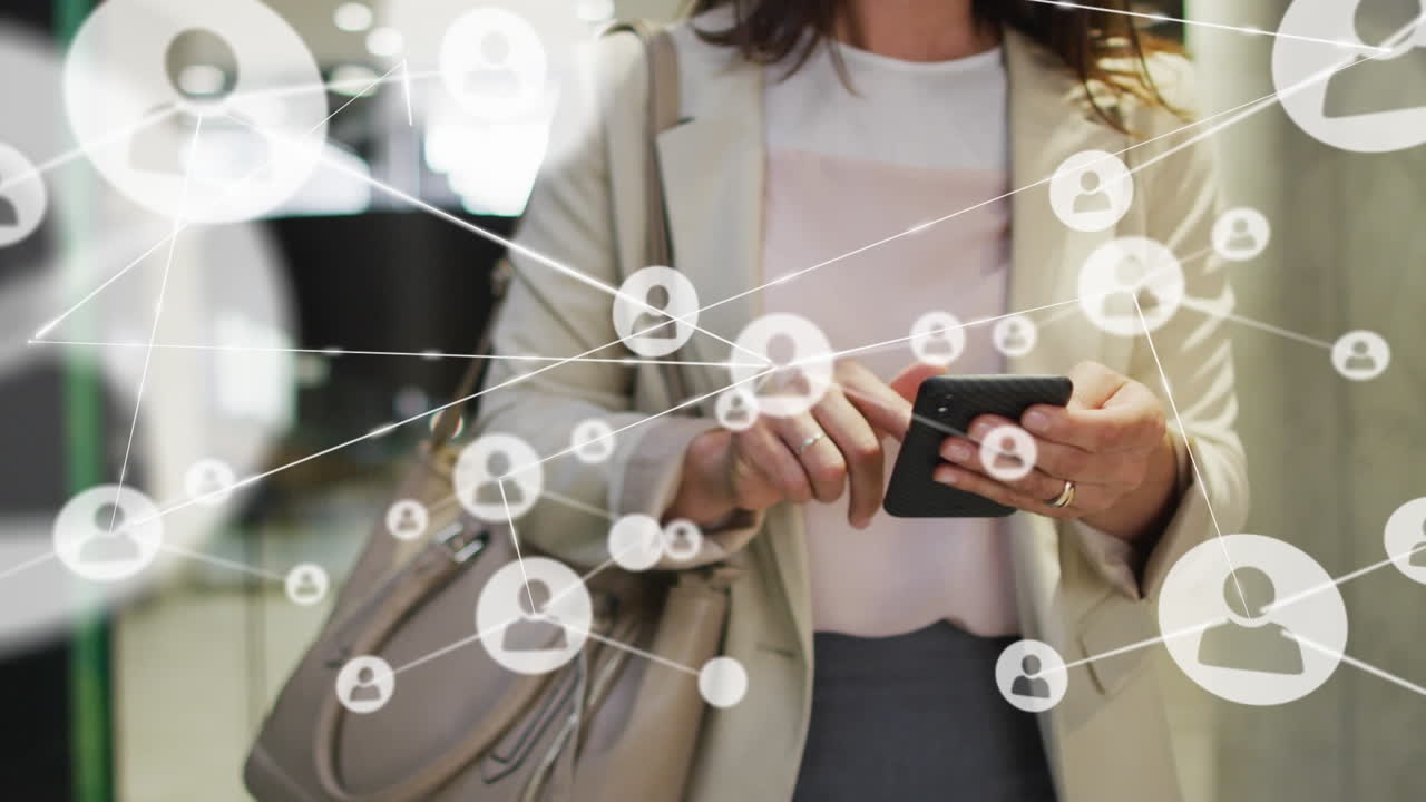 animación de una red de iconos de perfiles contra una mujer de negocios caucásica que usa un teléfono inteligente en la oficina