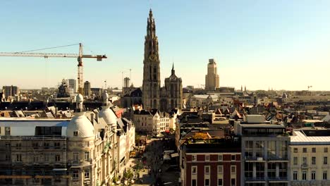 Drone-Aéreo-Toma-Ascendente-De-La-Catedral-Católica-Romana-De-Estilo-Gótico-De-Nuestra-Señora-De-Amberes,-Bélgica