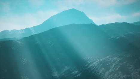 majestuosa cordillera bajo un cielo azul