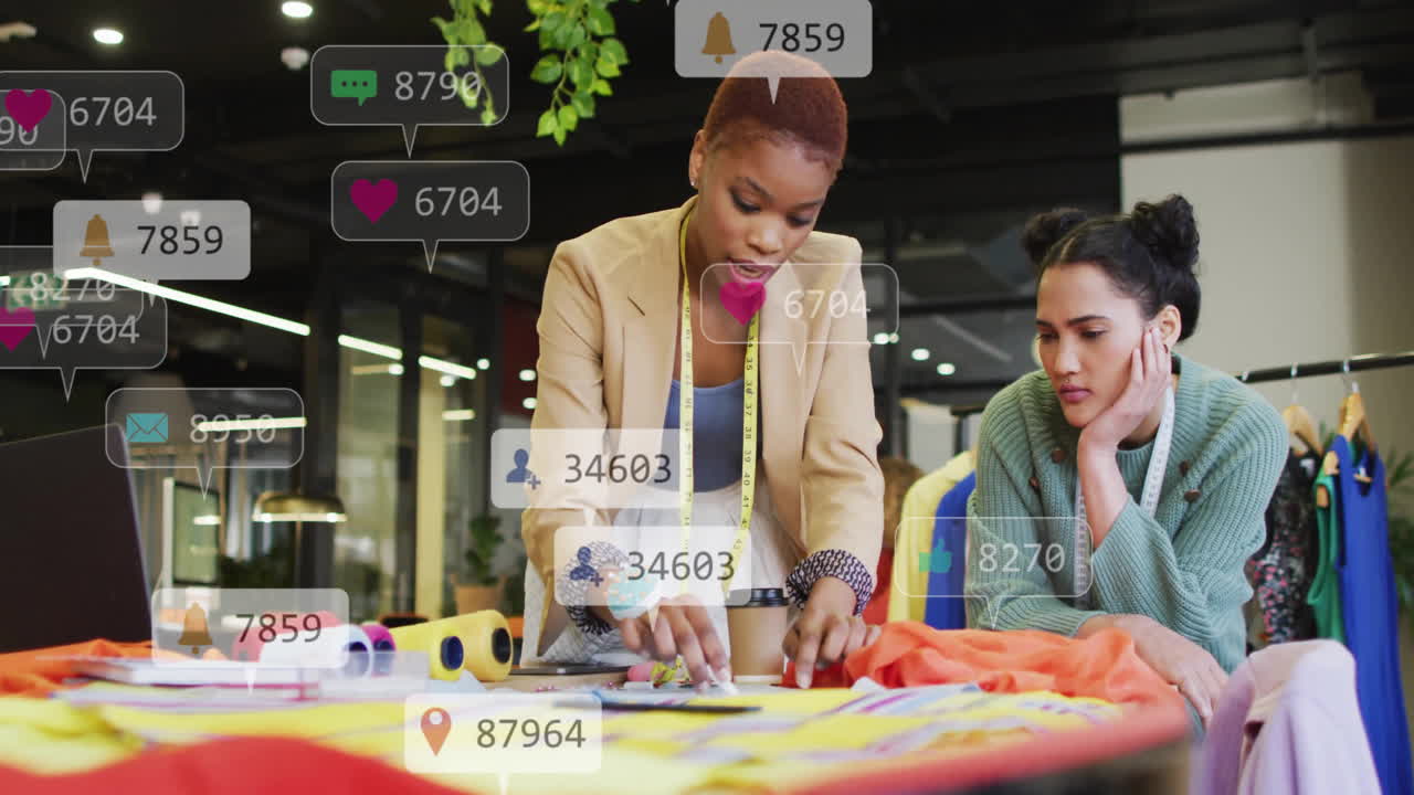 animación de barras de notificación sobre diversas compañeras de trabajo que discuten el diseño en la oficina